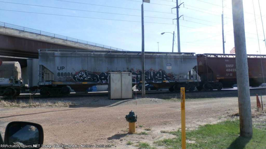 BNSF 484556 & UP 88886